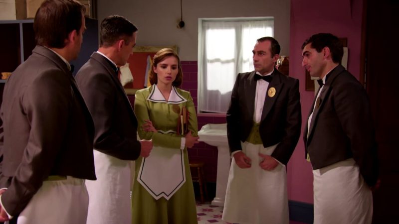 'La Moderna': Carla consigue sabotear los planes de Íñigo para casarse con Matilde 6 Merca2.es Matilde lidia con los camareros