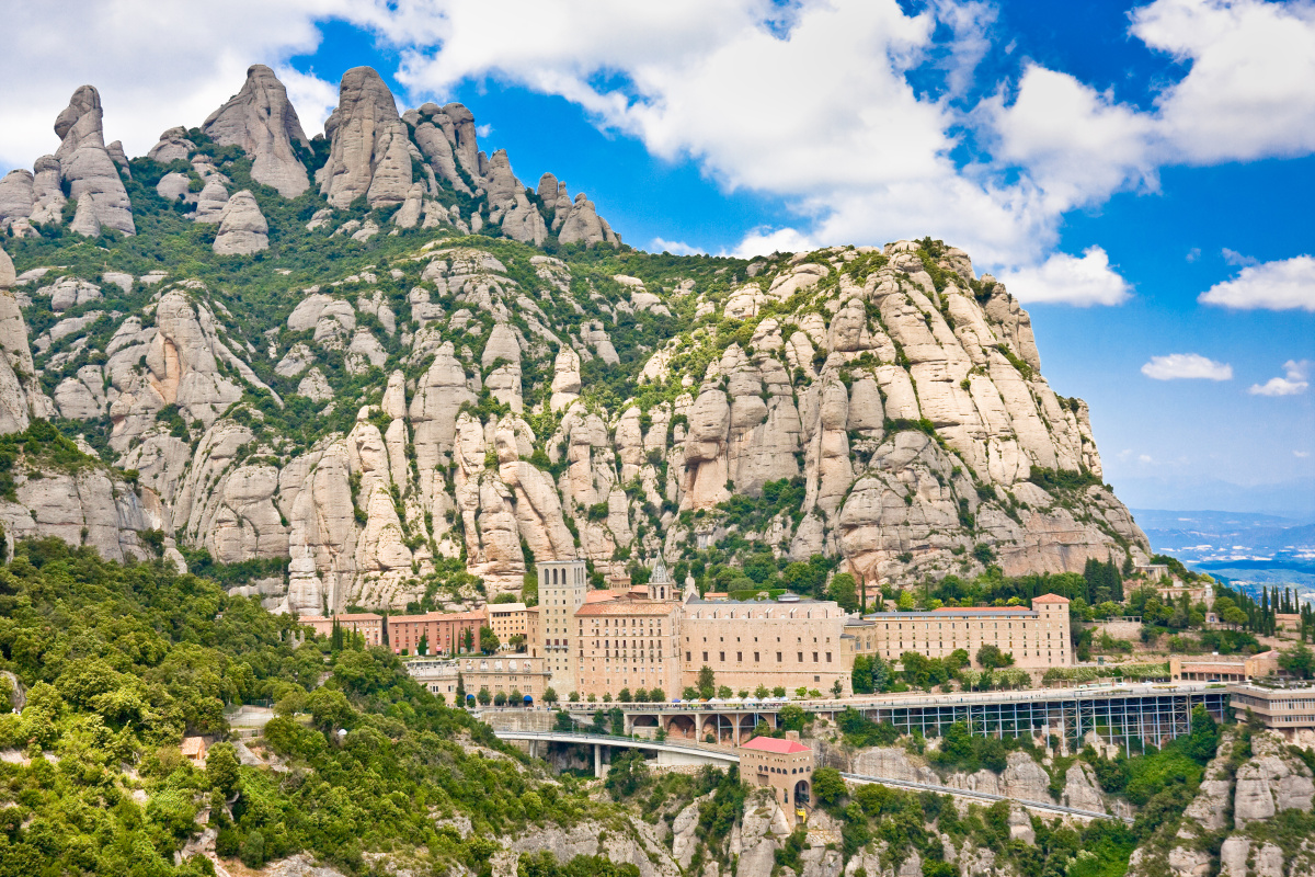 Un paseo por las nubes: el encanto elevado de Montserrat en Cataluña 2 Merca2.es BIODIVERSIDAD EN RIESGO