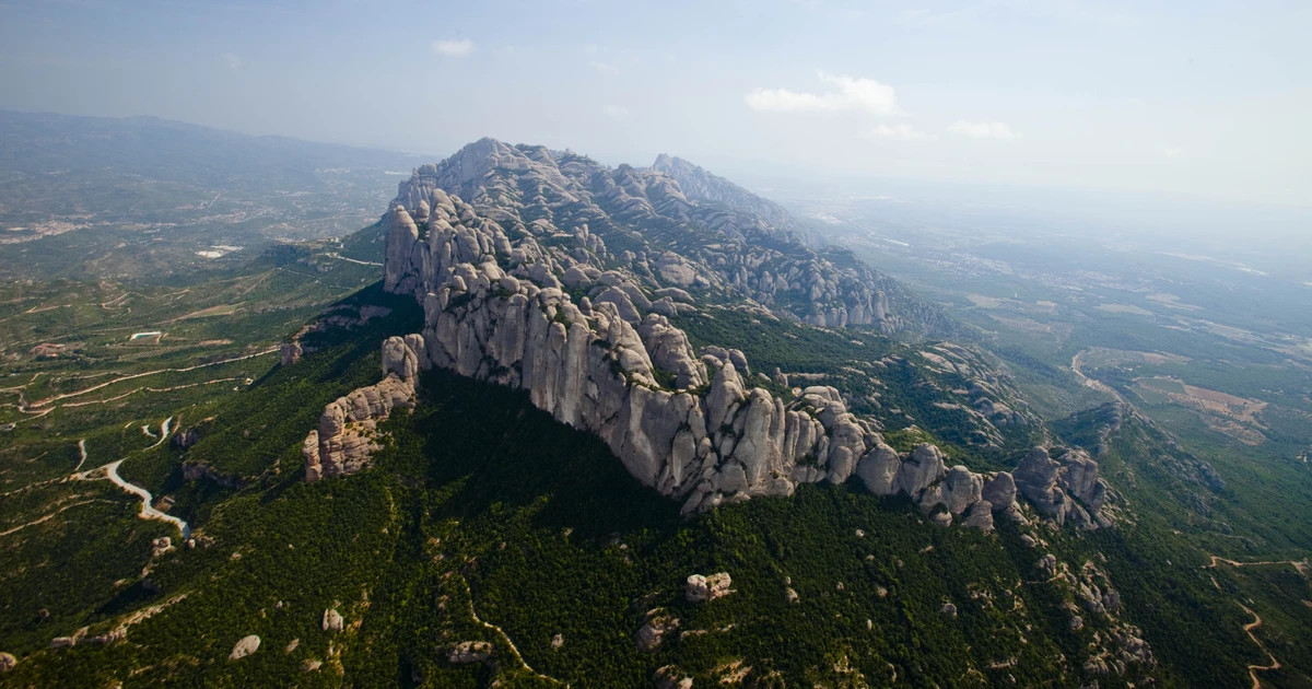 Un paseo por las nubes: el encanto elevado de Montserrat en Cataluña 3 Merca2.es DESAFÍOS EN LA GESTIÓN DEL AGUA
