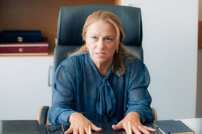 Nadide es la fiscal jefe en Secretos de familia Merca2.es