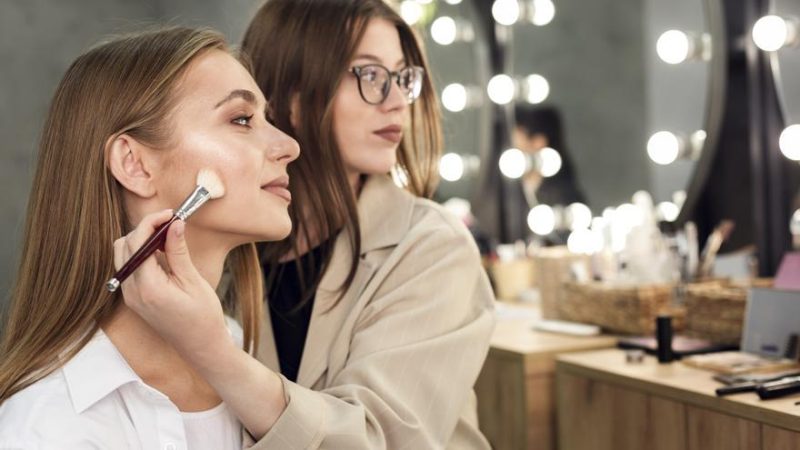 El uso del corrector en el maquillaje para lucir más joven es esencial