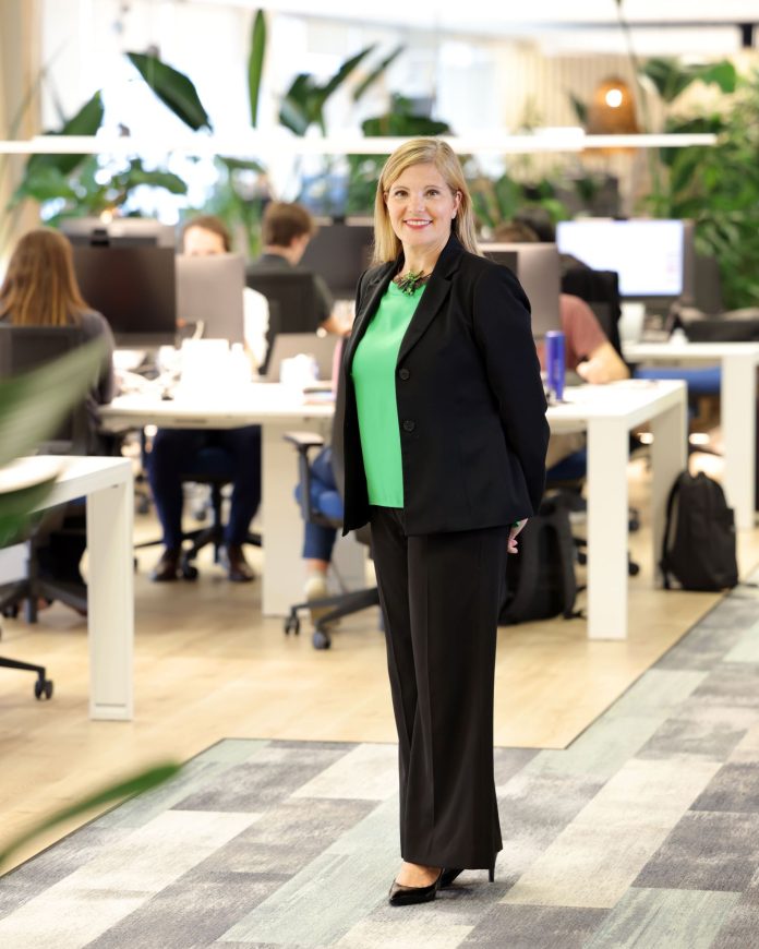 Angelini Pharma, compañía líder en el cuidado de la salud a nivel internacional, ha nombrado a Olga Insua como directora general Portugal ad interim. Insua ostenta desde enero de 2020 el cargo de directora general de Angelini Pharma en España y con este nombramiento asume también el liderazgo de las operaciones de la organización en ambas regiones para fortalecer su presencia en el mercado ibérico. Con una consolidada trayectoria en el sector farmacéutico de más de 25 años, Olga ha desempeñado un papel fundamental en el éxito de Angelini Pharma España. Desde la compañía han destacado su compromiso con la excelencia, su liderazgo y su profundo conocimiento de la industria y el mercado en iberia como factores determinantes en la decisión de confiarle la dirección de ambas filiales. Insua asume el nuevo cargo con “la responsabilidad y el compromiso de seguir trabajando con ilusión y determinación para guiar a las personas que forman parte de Angelini Pharma en España y Portugal para dar respuesta a los grandes desafíos sanitarios, como son los problemas de salud mental o las enfermedades infecciosas, y fomentar la importancia de la brain health en todas las esferas políticas y sociales. “Es un honor y un desafío emocionante estar al frente de España y Portugal y estoy totalmente comprometida a fortalecer nuestra posición en ambos países promoviendo la innovación, la colaboración y la excelencia.” Afirma Insua, y continúa “trabajaré incansablemente para guiar a las personas que forman parte de Angelini Pharma en España y Portugal poniendo siempre a los pacientes en el centro y apoyándonos en la cooperación abierta con todos los actores del ecosistema de la salud para tener un impacto verdadero en la salud y la calidad de vida de las personas”. Olga ha contribuido a posicionar a Angelini Pharma en España como referente en las áreas de Brain Health, oftalmología, enfermedades infecciosas y Consumer Healthcare, consolidando un equipo de casi 200 personas comprometidas con el propósito y los valores de la compañía. Una de sus prioridades es fomentar la diversidad, la inclusión, la igualdad de oportunidades. En esta línea, ha introducido una metodología de trabajo propia, denominada PLAY, que promueve el trabajo en equipos de alto rendimiento, autoorganizados y multidisciplinares, con el objetivo de avanzar de forma conjunta en el aprendizaje y el empoderamiento en favor de un propósito común: el cuidado de las personas. Olga releva a Andrea Zanetti, que ha ejercido como director general de Angelini Pharma en Portugal desde 2019 y ha pasado a ser director ejecutivo de la Unidad de Negocio de Tachipirina a nivel global. Licenciada en Arte, Comunicación y Filología Portuguesa por la Universidad de Rutgers en New Jersey (Estados Unidos), Insua comenzó su andadura en la industria farmacéutica en 1997 en Novartis en Estados Unidos, donde pasó más de una década desempeñando diversas funciones antes de entrar en el departamento de Marketing de Novo Nordisk. En 2012, asumió la dirección de este departamento a nivel global desde la sede de Dinamarca y, cuatro años más tarde, se trasladó a España, donde asumió la dirección general de Marketing del grupo para el mercado español y portugués. A partir de 2020, Olga Insua ha liderado la dirección general de Angelini Pharma en España y, ahora, también en Portugal.