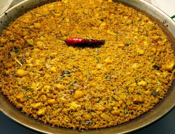Deléitate con esta tentadora receta de arroz, coliflor y bacalao. ¡Una experiencia culinaria inolvidable! 46 Merca2.es Paella Bacalao Merca2.es