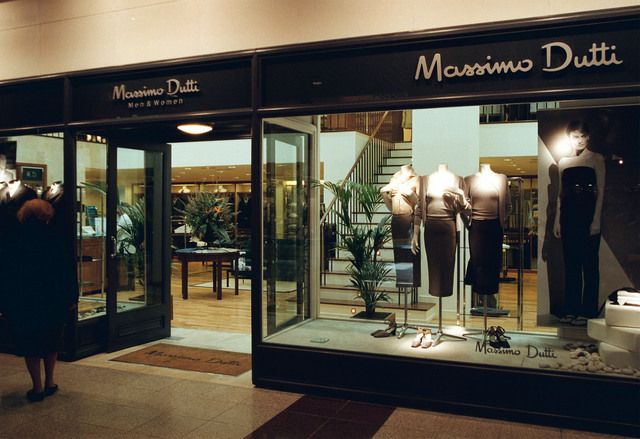 Pantalones, camisas, blusas, jerséis y vestidos son las prendas estrella en las rebajas de Massimo Dutti