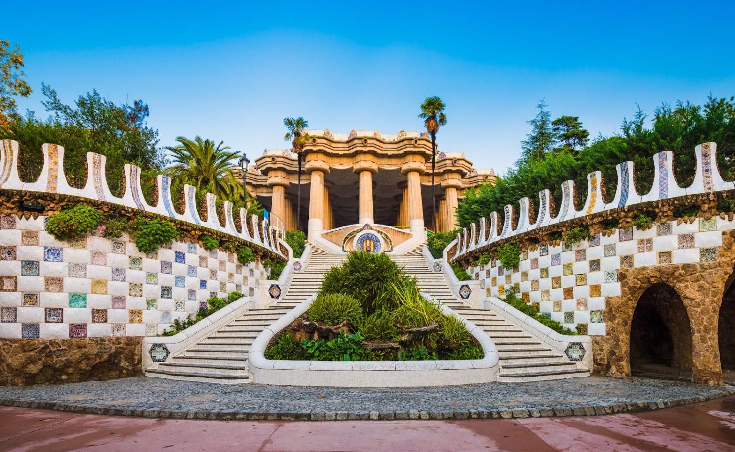 El laberinto de piedra: los pasadizos secretos del Parque Güell en Barcelona 2 Merca2.es EXPLORANDO EL LEGADO ESCONDIDO