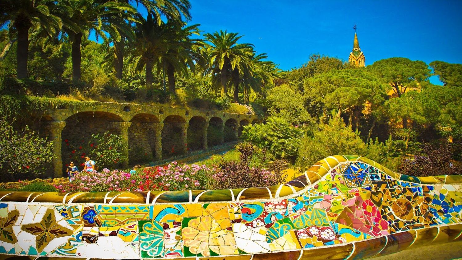 El laberinto de piedra: los pasadizos secretos del Parque Güell en Barcelona 1 Merca2.es UN VIAJE AL CORAZÓN DE GAUDÍ