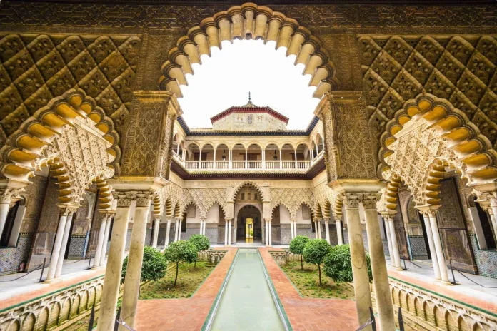 Sevilla Al Descubierto: Misterios y Tesoros Escondidos en su Catedral y Alcázar ¿Listo para Explorar?