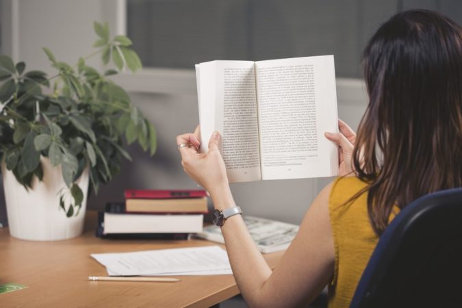 ¿Dónde puedes descargarte libros gratis legalmente si eres un lector voraz?