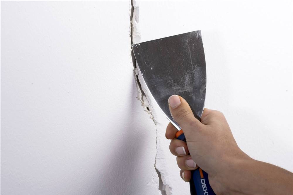 Sigue estos trucos para tapar grietas en la pared y en el techo de tu casa