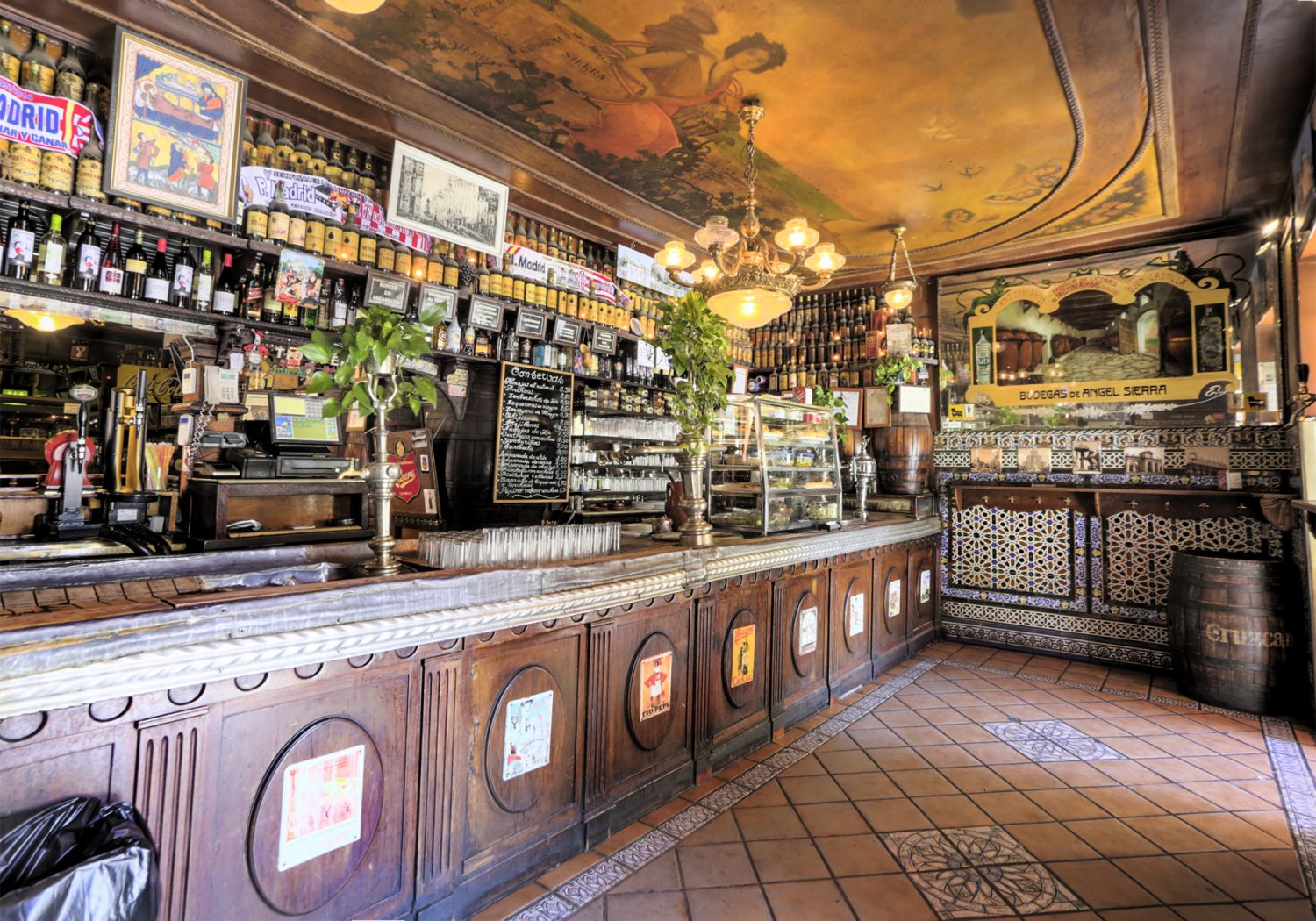 Los platos que debes probar si visitas Madrid, la capital de la gastronomía española 1 Merca2.es TRADICIÓN EN LAS TABERNAS