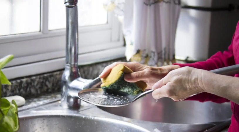 Te enseñamos a desinfectar el estropajo de la cocina, un accesorio siempre lleno de microbios 11 Merca2.es Un sitio especial para los gérmenes y bacterias
