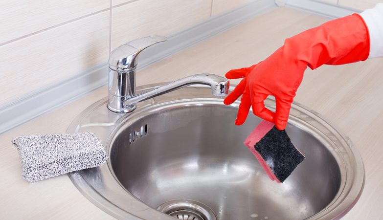 Te enseñamos a desinfectar el estropajo de la cocina, un accesorio siempre lleno de microbios 1 Merca2.es Hay que desinfectar el estropajo de la cocina