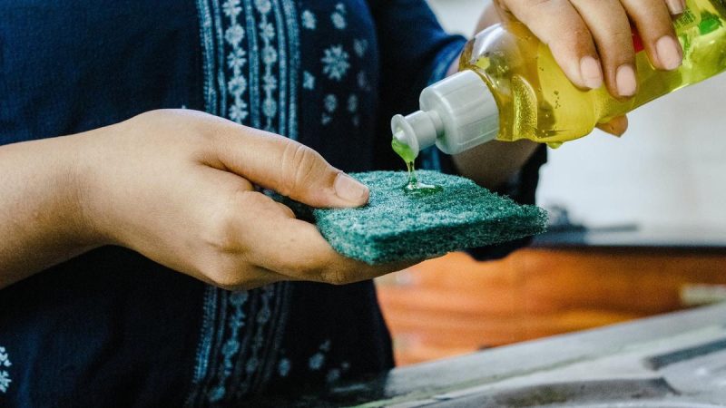 Te enseñamos a desinfectar el estropajo de la cocina, un accesorio siempre lleno de microbios 3 Merca2.es Es necesario desinfectar el estropajo de la cocina