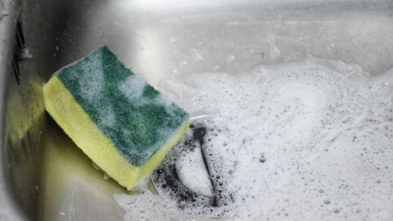 Te enseñamos a desinfectar el estropajo de la cocina, un accesorio siempre lleno de microbios 4 Merca2.es La forma de desinfectar con el microondas