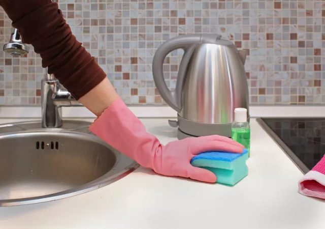 Te enseñamos a desinfectar el estropajo de la cocina, un accesorio siempre lleno de microbios 6 Merca2.es Es una actividad que te debes tomar con seriedad