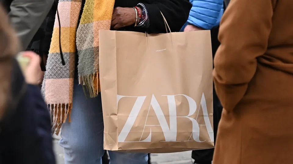 Zara rebaja en más de 30€ este mono largo negro con volantes y efecto tipazo que está en todas las tallas