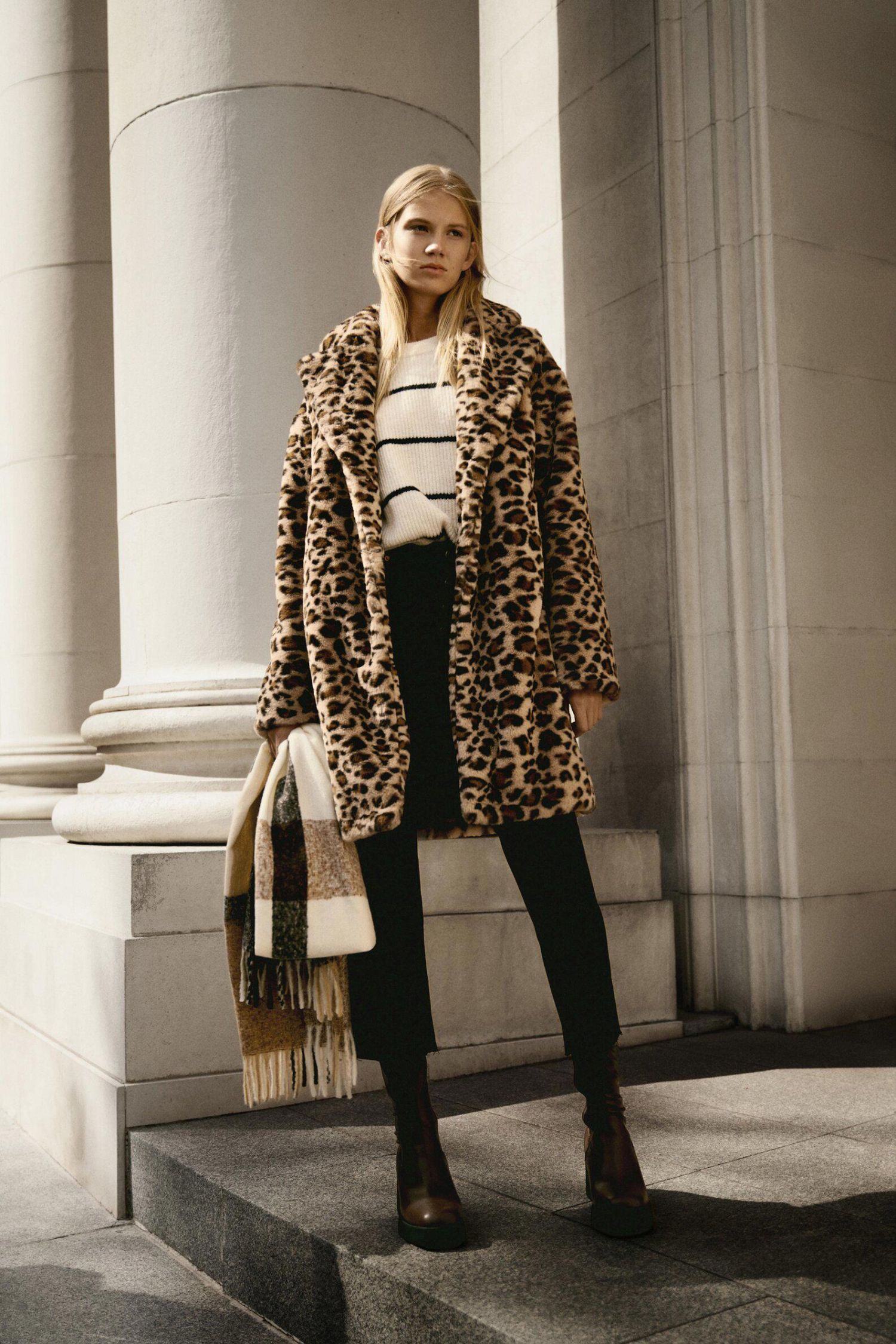 Lefties tiene por menos de 30 euros este fascinante abrigo animal print con efecto pelo