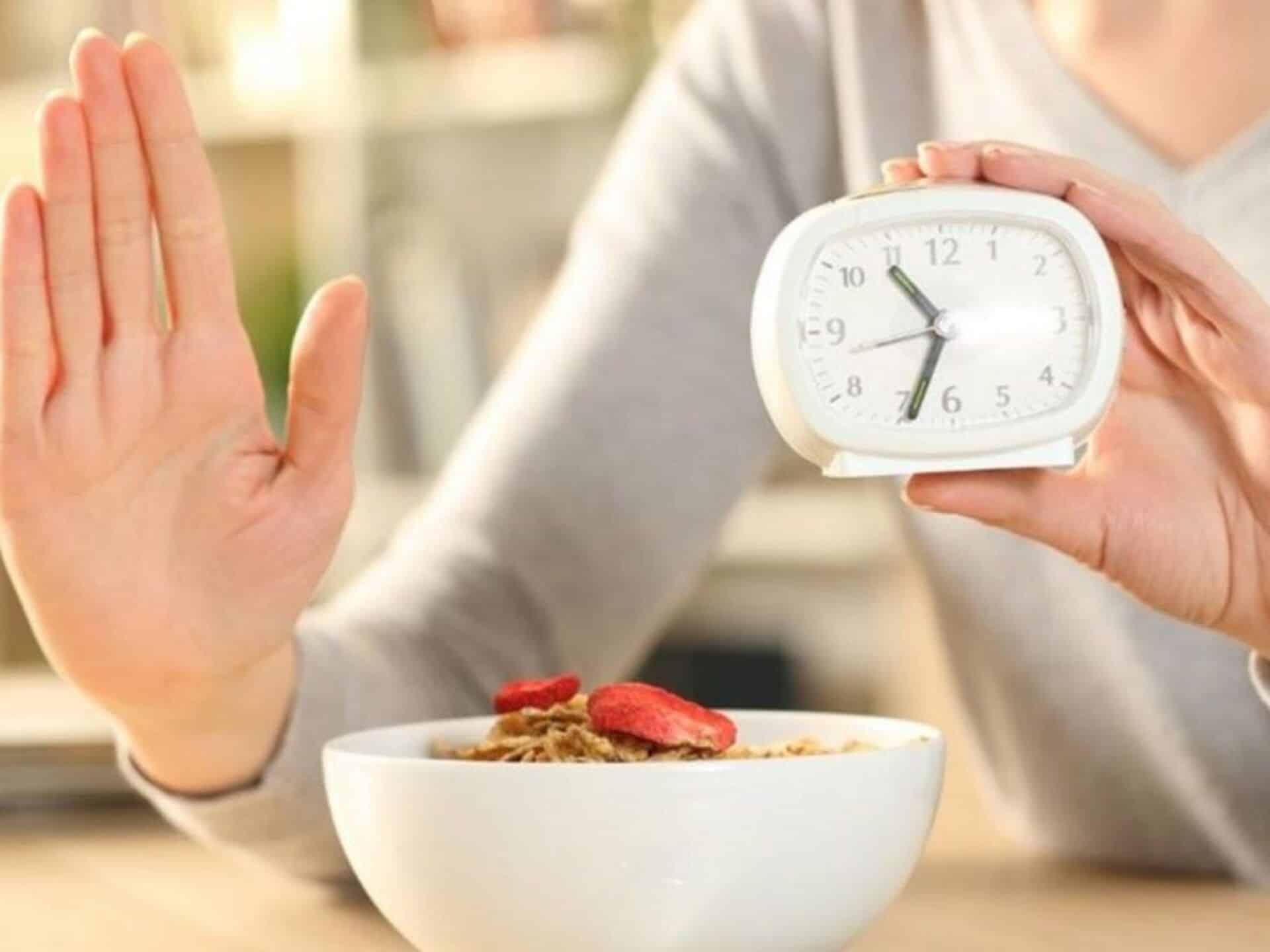 Ayuno y café: Un dúo peligroso que debes conocer 3 Merca2.es LOS BENEFICIOS POTENCIALES DEL AYUNO INTERMITENTE
