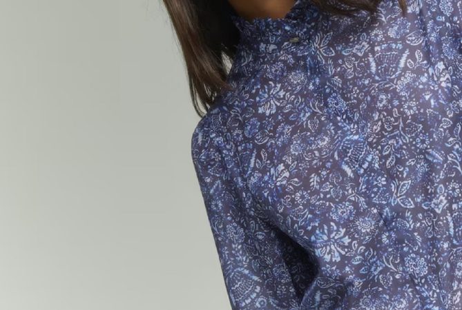 La blusa de Brownie que querrás ponerte cada día ahora está rebajada un 40% en El Corte Inglés 3 Merca2.es blusa estampada Merca2.es