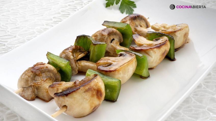Brochetas de delicia vegetal: Una oda a los champiñones y pimientos verdes