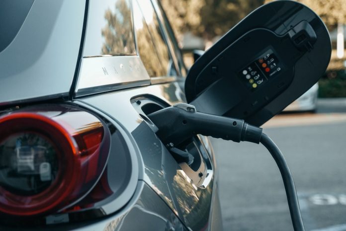 Si un coche eléctrico se queda sin batería, ¿puede llamarse al seguro?