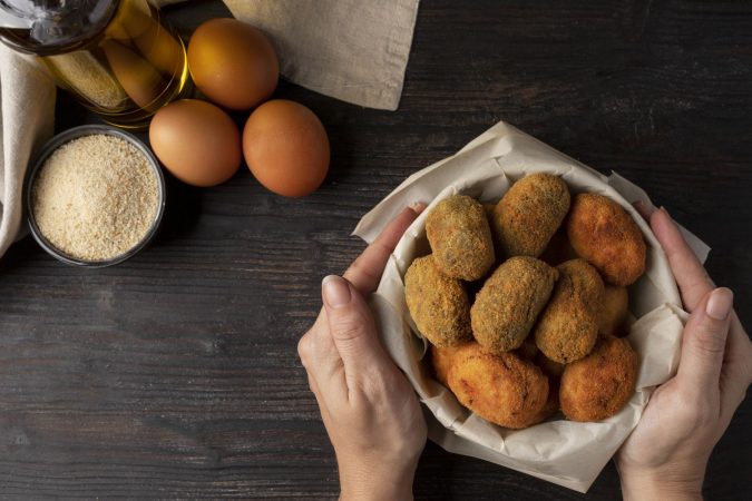 comida que contiene croquetas huevos Merca2.es