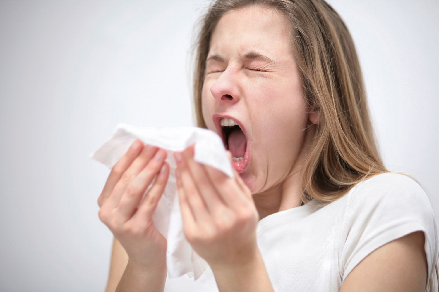 ¿Ciencia o costumbre? Explorando la causa de cerrar los ojos durante un estornudo