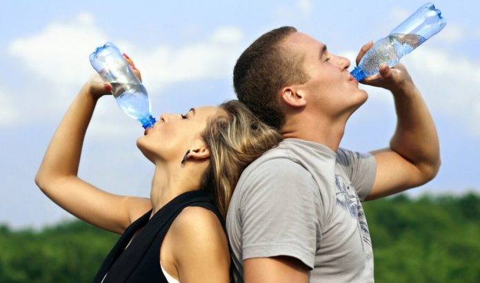 El truco japonés del agua para perder peso sin dietas que los médicos no te cuentan