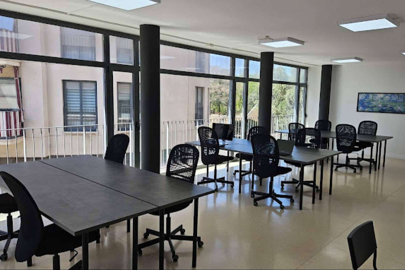 Coworking Santa Coloma de Gramenet cuenta con dos centros para alquilar salas de coworking