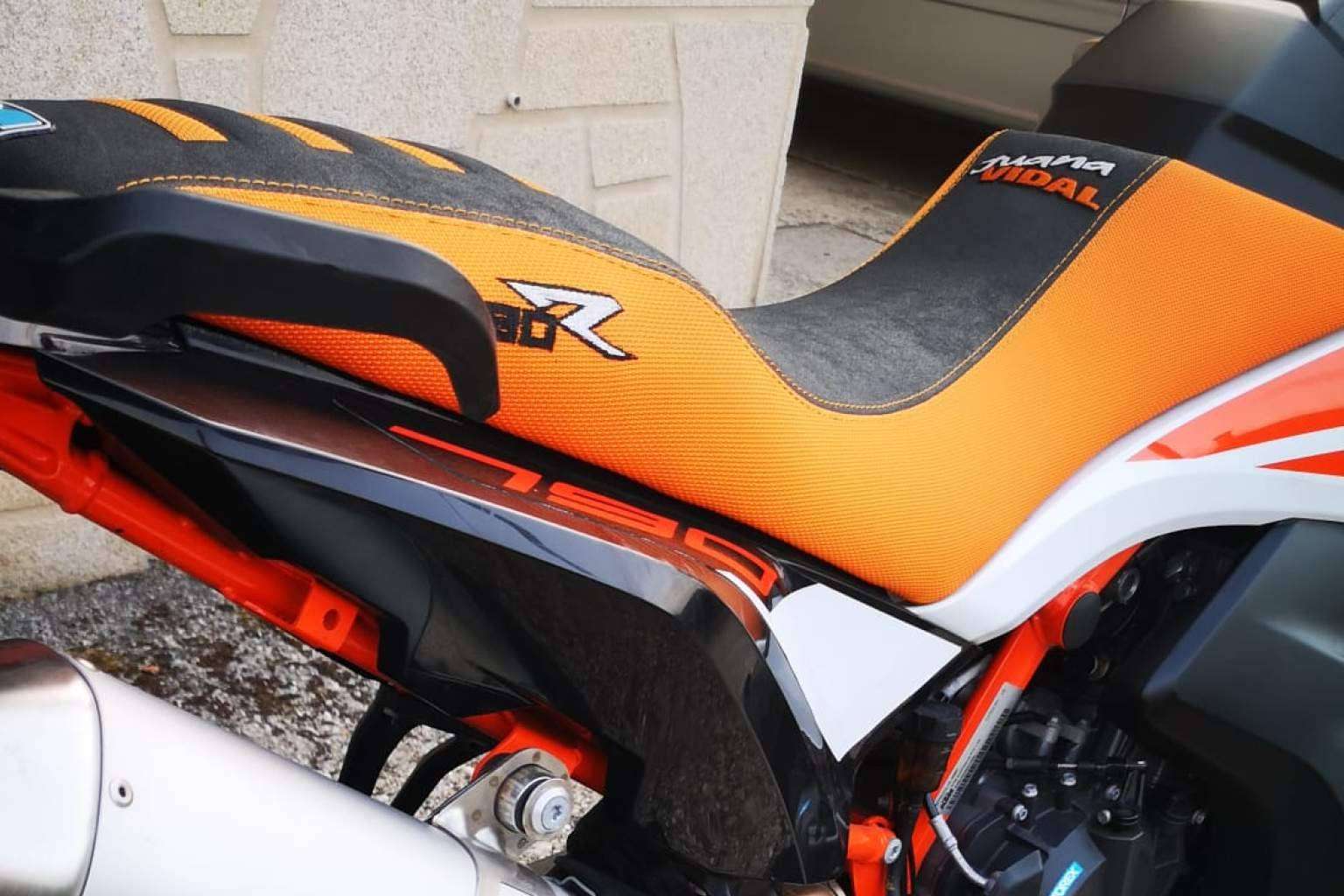 Asientos para motos personalizados con la firma JM-FUNDAS