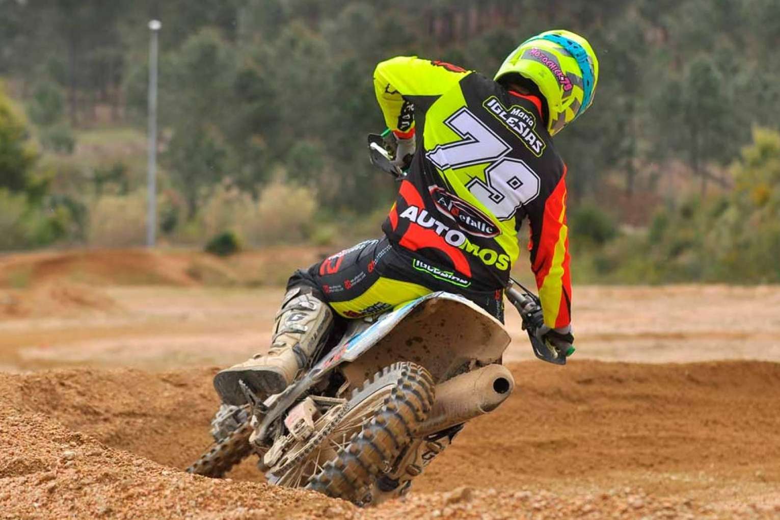 Practicar motocross y enduro con ropa personalizada