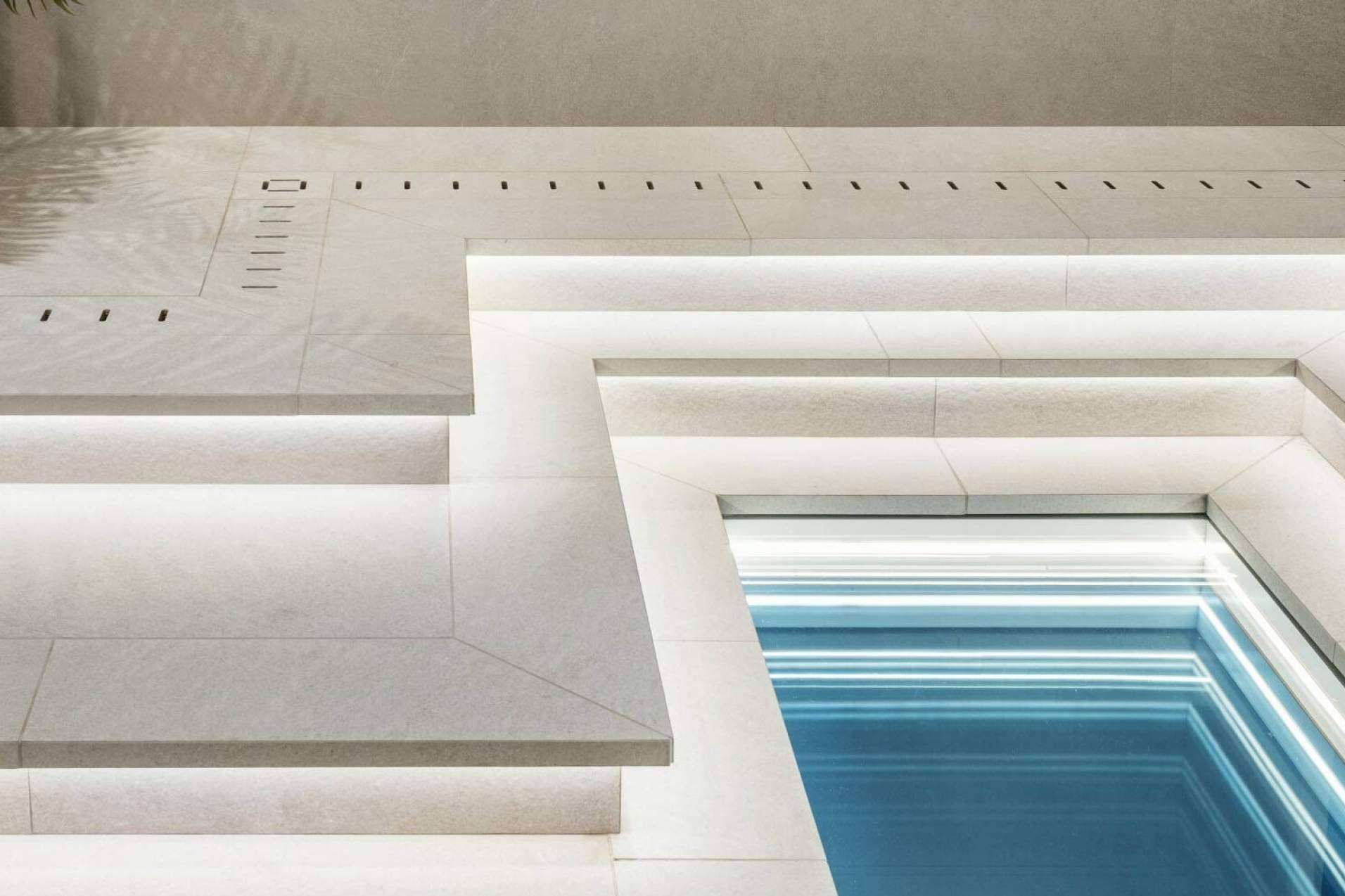 Adquirir azulejos para piscinas modernas