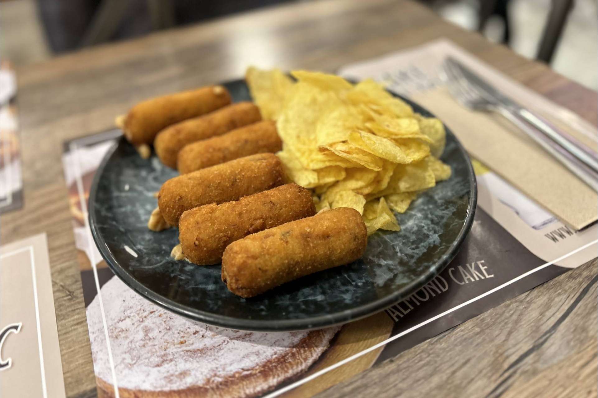 ¿Dónde encontrar hamburguesas y sándwiches con carne 100 % de ternera de wagyu o pollo? Taberna La Española
