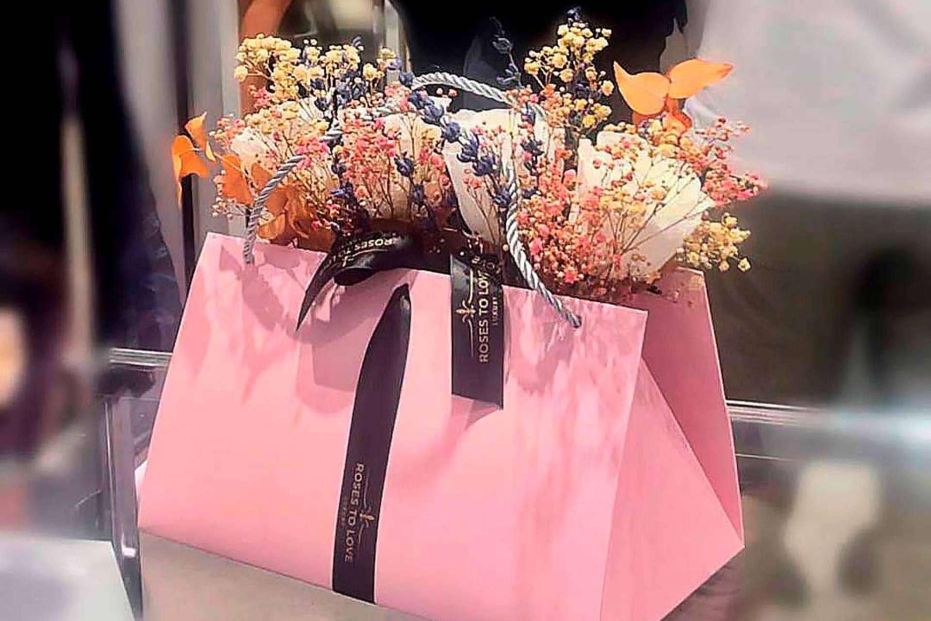 Diseños únicos y sostenibles para eventos creados por Roses to Love