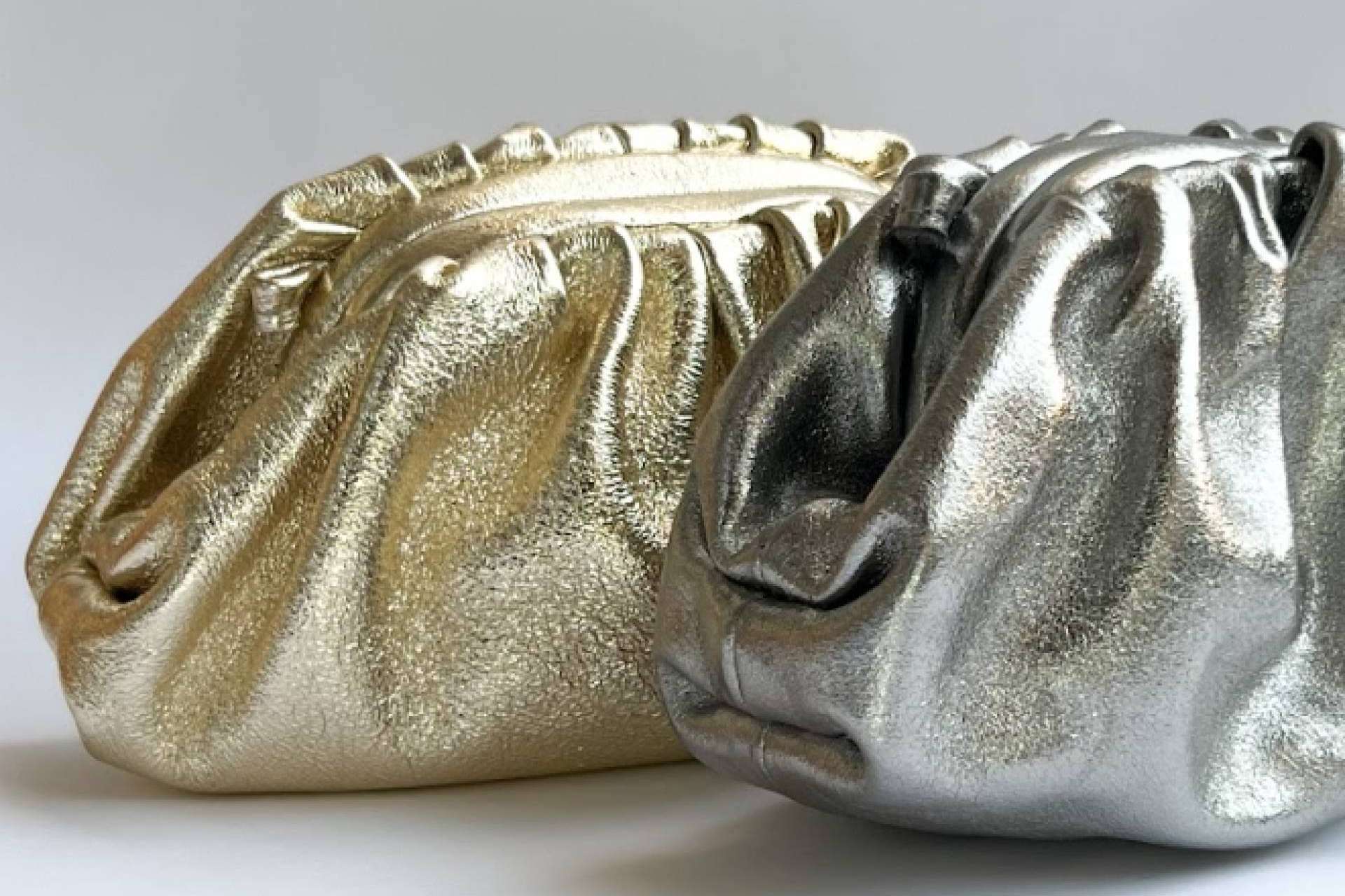 El bolso de piel low cost inspirado en el mini pouch de Bottega Veneta que todas las estilistas desean