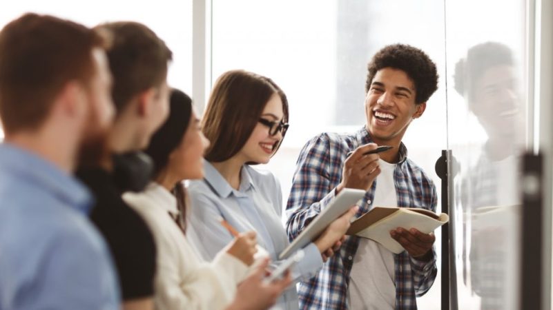 El 80% de los jóvenes de la Generación Z revisa opiniones en plataformas digitales antes de comprar