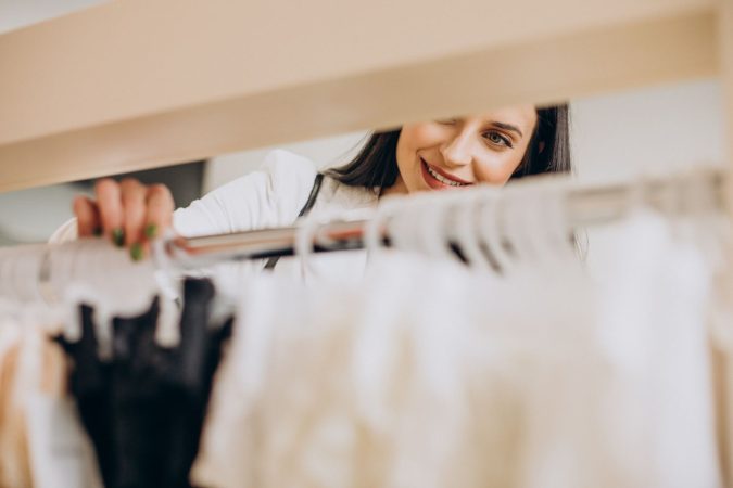 Descubre qué prendas de Zara tendrán descuento, y cuánto, en estas rebajas 3 Merca2.es mujer joven eligiendo ropa interior centro comercial Merca2.es