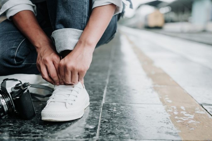 mujeres atadas cordones zapatos pasarelas tren vacaciones ideas viaje Merca2.es