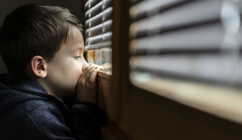 Atención: estas son las señales que indican que tu hijo podría estar sufriendo bullying 143 Merca2.es nino solo Merca2.es