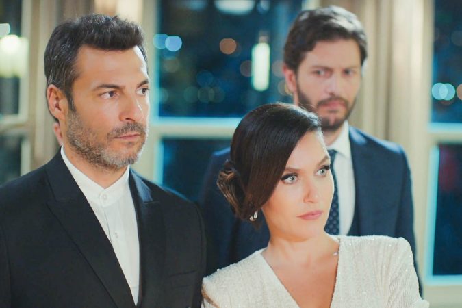 'Pecado Original': Yildiz rompe con Kerim y acepta casarse con Halit 6 Merca2.es Caner observa a Kaya y Ender