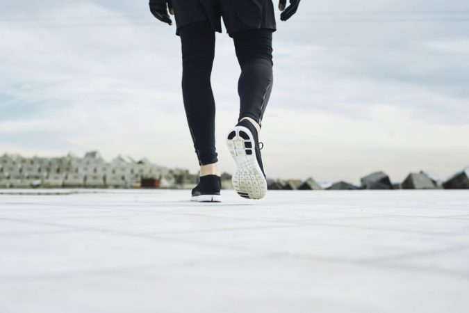 pies hombre corredor que ejecutan primer plano carretera zapato Merca2.es