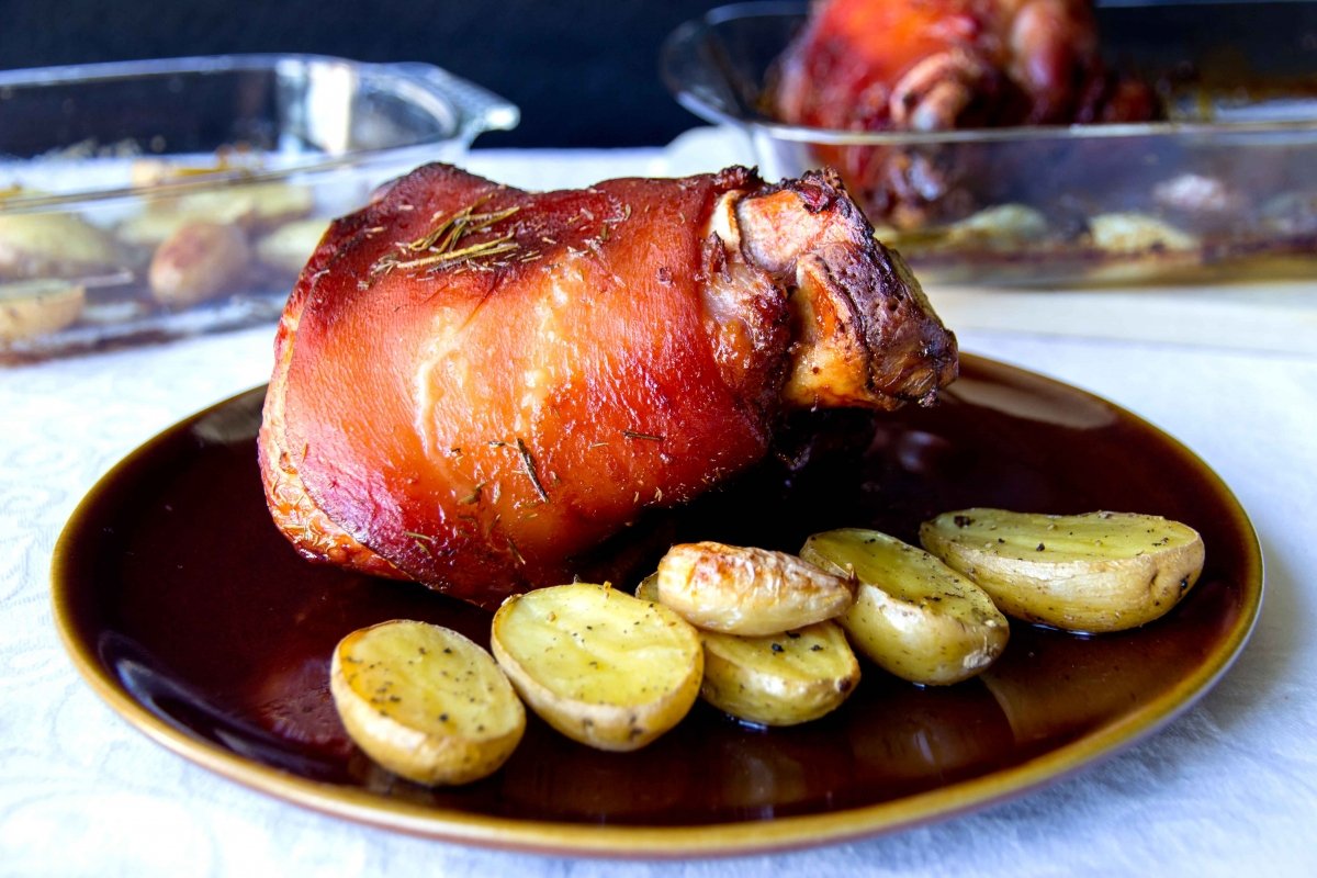 Receta de codillo de cerdo al horno con cerveza y verduras