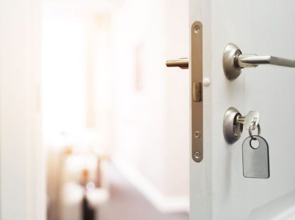 Trucos para evitar que el cerrajero te cobre un riñón cuando te olvidas la llave en casa 51 Merca2.es puerta pestillo Merca2.es