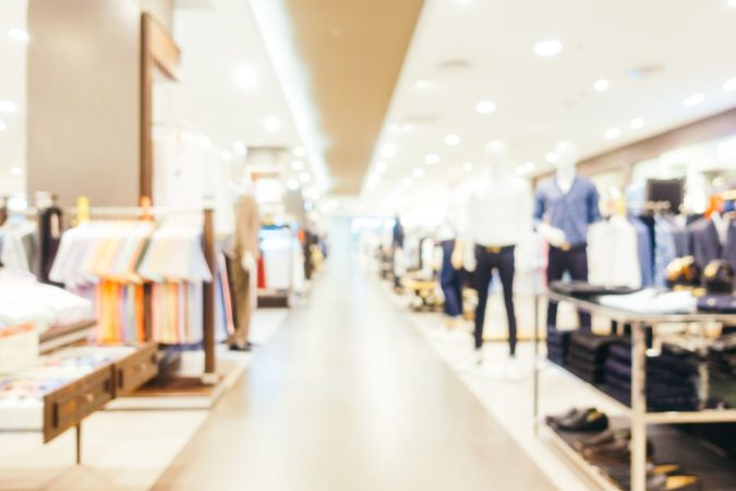 Descubre qué prendas de Zara tendrán descuento, y cuánto, en estas rebajas 4 Merca2.es resumen desenfoque defocused centro comercial centro comercial grandes almacenes Merca2.es