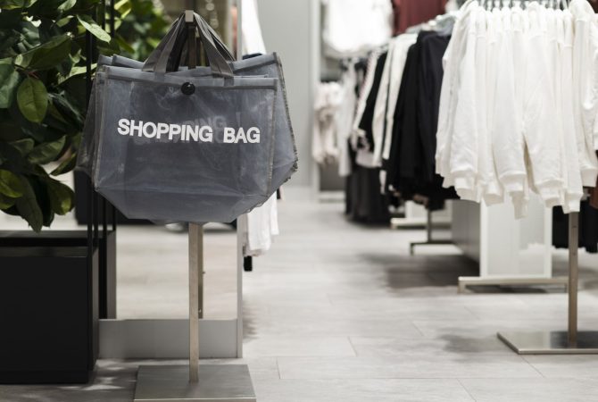 Descubre qué prendas de Zara tendrán descuento, y cuánto, en estas rebajas 1 Merca2.es tienda ropa vacia bolsas compras Merca2.es