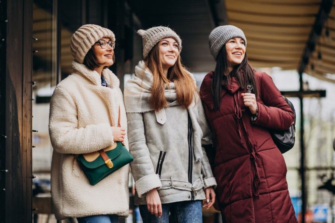 tres estudiantes traje invierno calle Merca2.es