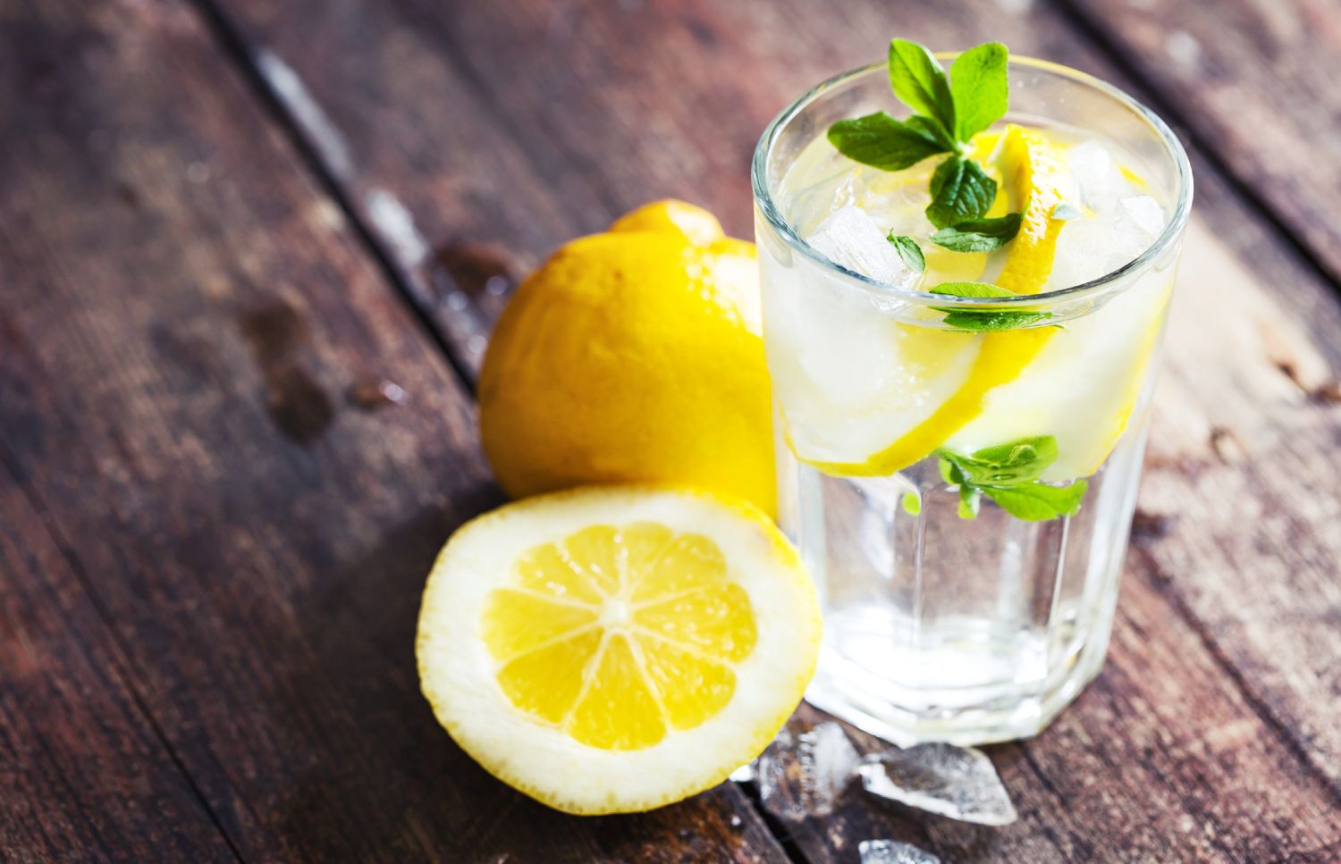 Estos son los beneficios de tomar agua con limón todos los días 3 Merca2.es ENTRE LO TRADICIONAL Y LO CIENTÍFICO: EL AGUA CON LIMÓN EN LA HISTORIA