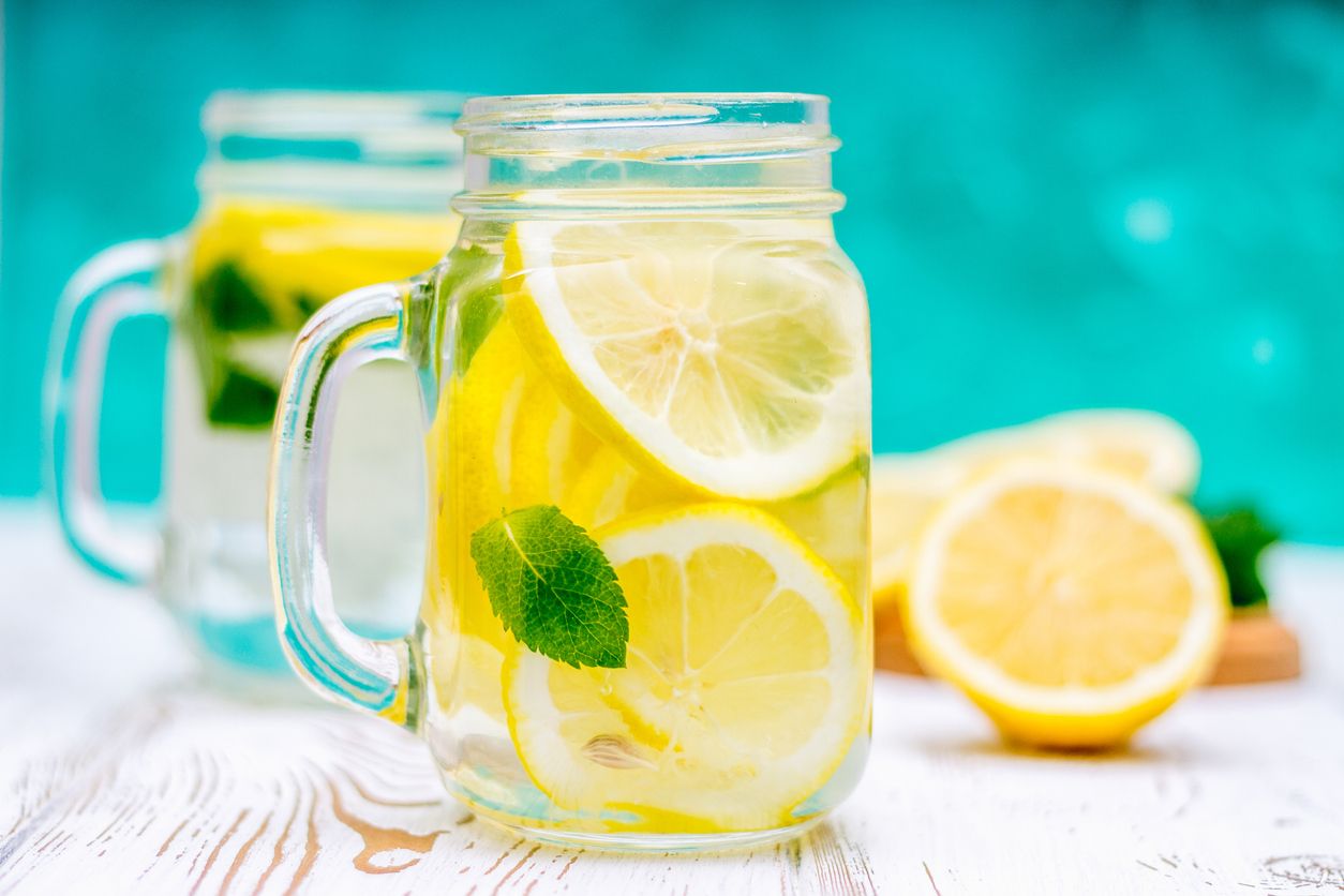 Estos son los beneficios de tomar agua con limón todos los días 2 Merca2.es CONSIDERACIONES Y CONSEJOS PARA INCORPORARLO A TU RUTINA