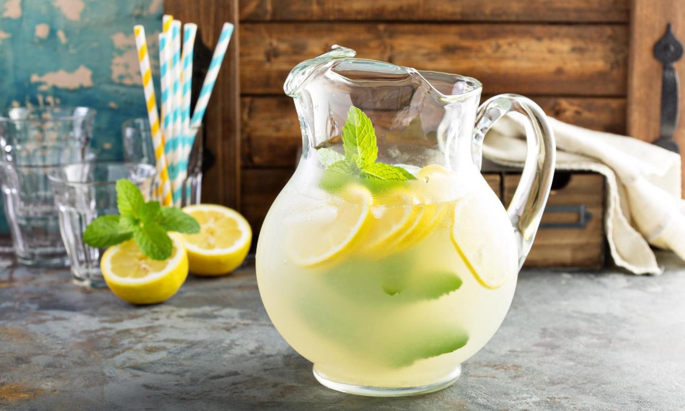 Estos son los beneficios de tomar agua con limón todos los días 1 Merca2.es UNA COSTUMBRE REFRESCANTE Y LLENA DE VITAMINAS