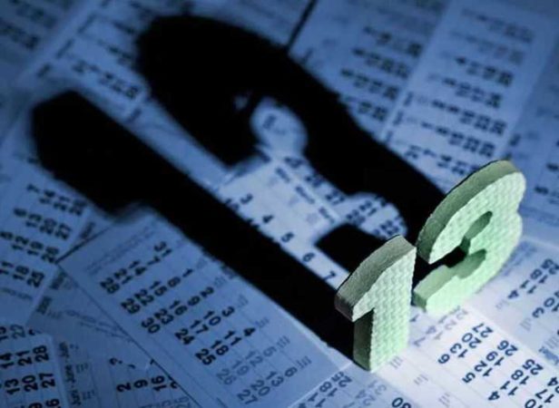 ¿Cuál es el origen de pensar que el Martes y trece es sinónimo de mala suerte? 130 Merca2.es Sabemos que forma parte del refranero popular